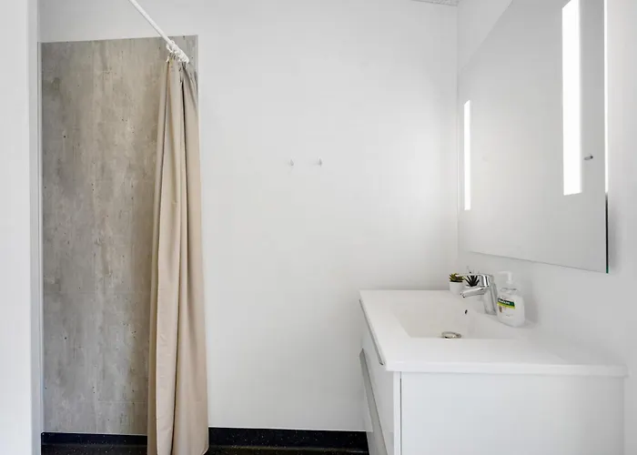Awesome In With 4 Bedrooms And Internet